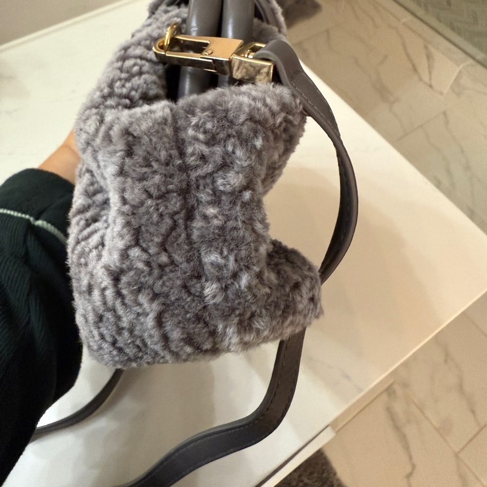 Elegant Gray Shearling Shoulder Bag - Picture 5 of 11